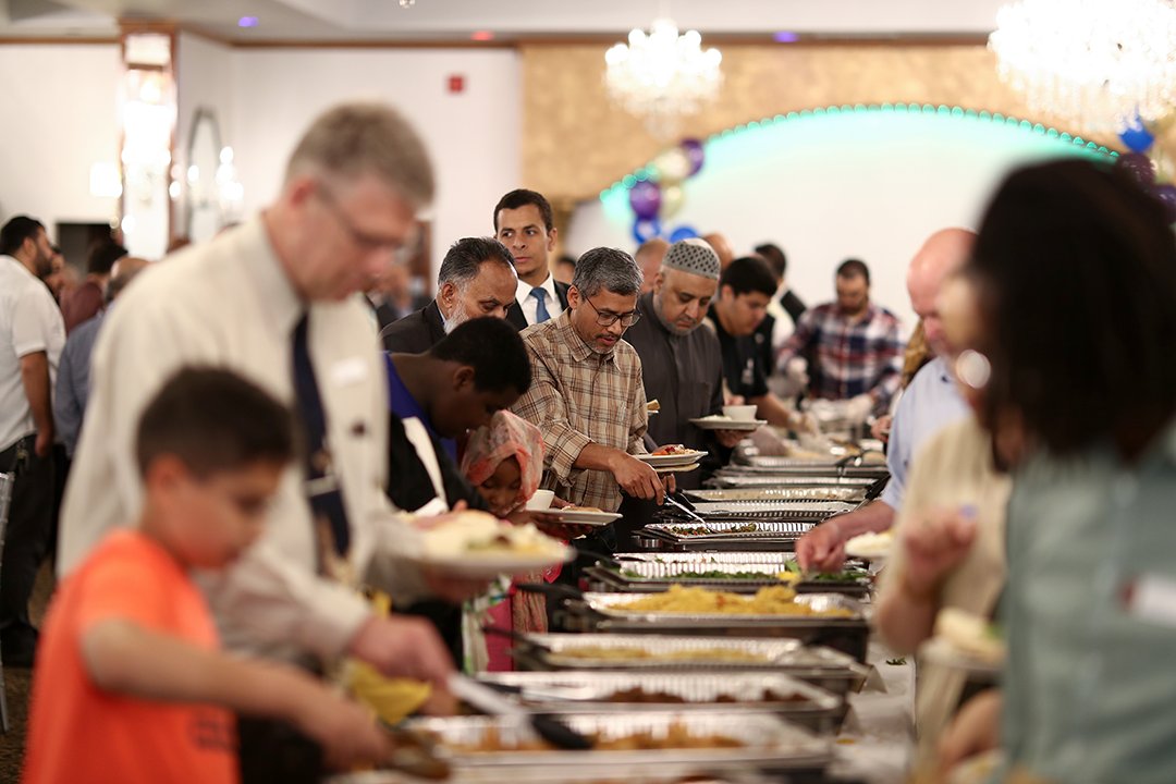 trtturk's tweet photo. ABD’deki en büyük Müslüman etkinliklerinden Cami Vakfı'nın (Mosque Foundation) Chicago'daki iftar programında Türkiye’nin Chicago Başkonsolosu Umut Acar’a “Dostluk Ödülü” verildi.
#trt #trttürk #camivakfı #mosquefoundation #iftar #umutacar #dostluködülü https://t.co/Pn9irL5CAK