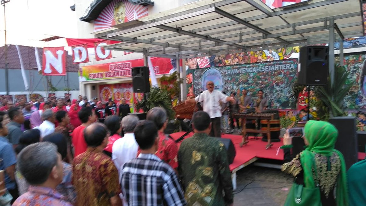 TeropongBanjar's tweet photo. Harlah Pancasila&amp;Nuzulul Qur'an 17 Ramadan,kali ini serempak di daerah2 Jateng pada hari Jumat, 1 Juni 2018. Dgn mengusung tema Ndonga Bareng Ngupaya Tentrem,sekaligus penyematan merah putih kpd relawan Ganjar-Yasin.
#PancasilaRumahKita
#JatengNdongaBareng
#NetizenBerPancasila https://t.co/s6uha0Mm0M