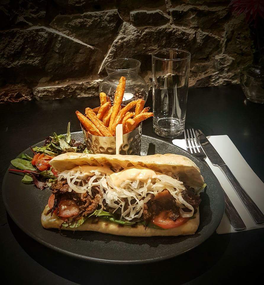 HigginsCatering's tweet photo. @FlanagansOnLake Sister property #FlanagansTownhouse on #ThomasSt #Limerick on @DPSTableware
#Graphite & #Porcellite
* Slow braised pulled beef skirt steak in toasted ciabatta topped with Sauerkraut and Sirarcha mayo
* Cream of Spring onion + Roast Courgette
#nomnom https://t.co/Wx7TLkZ2jD