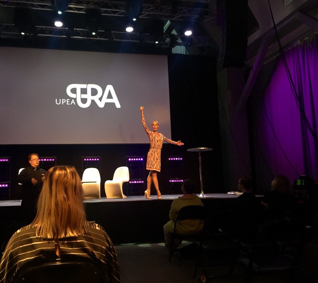 UpeaUra's tweet photo. Minna Tervamäki korostaa kehollisuuden ja katseen suunnan merkitystä läsnäololle. #upeaura https://t.co/q9d2xNBmo9