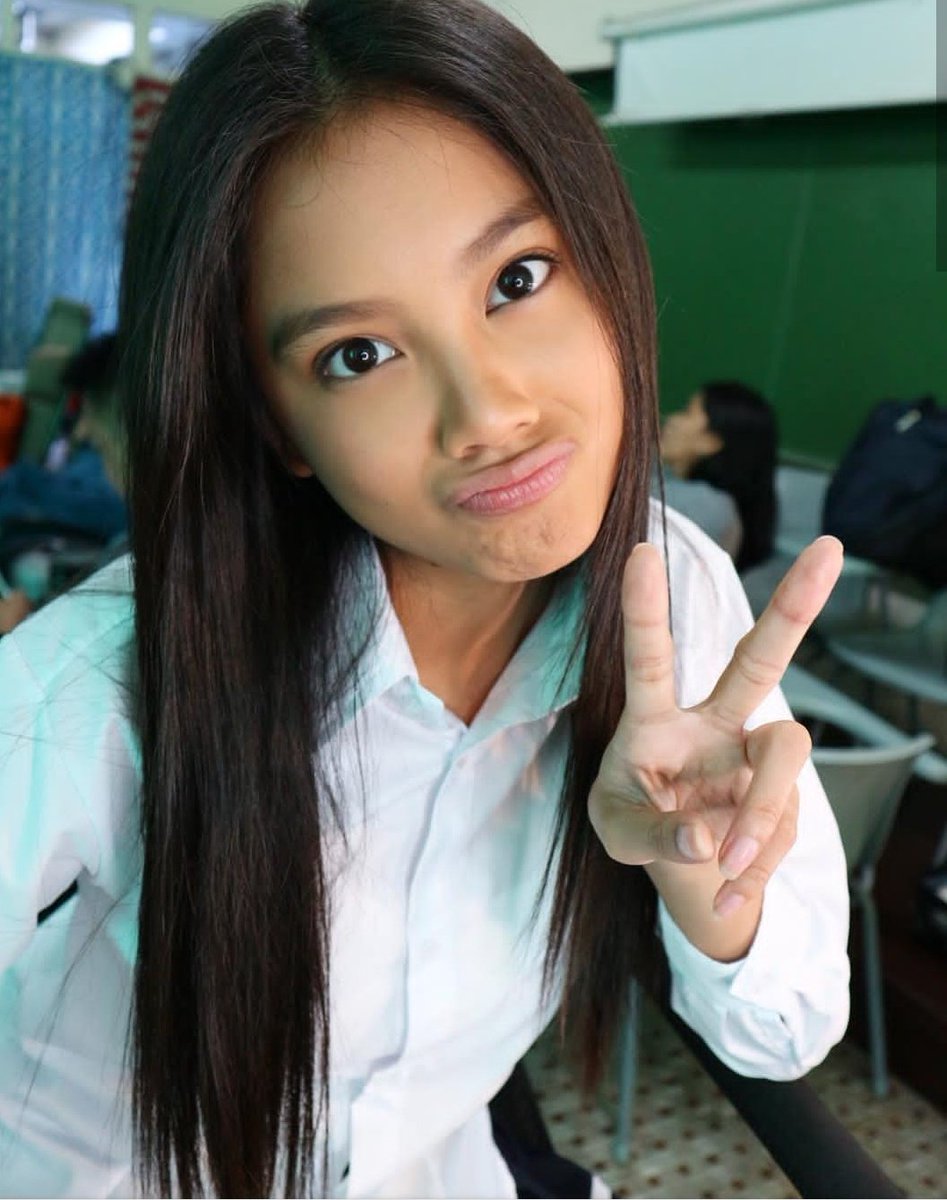 TeamYLONA's tweet photo. No makeup, makeup look. 😍💙

📸 kevininciso ig https://t.co/UrUtbrGsXE