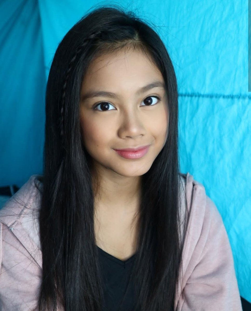 TeamYLONA's tweet photo. No makeup, makeup look. 😍💙

📸 kevininciso ig https://t.co/UrUtbrGsXE