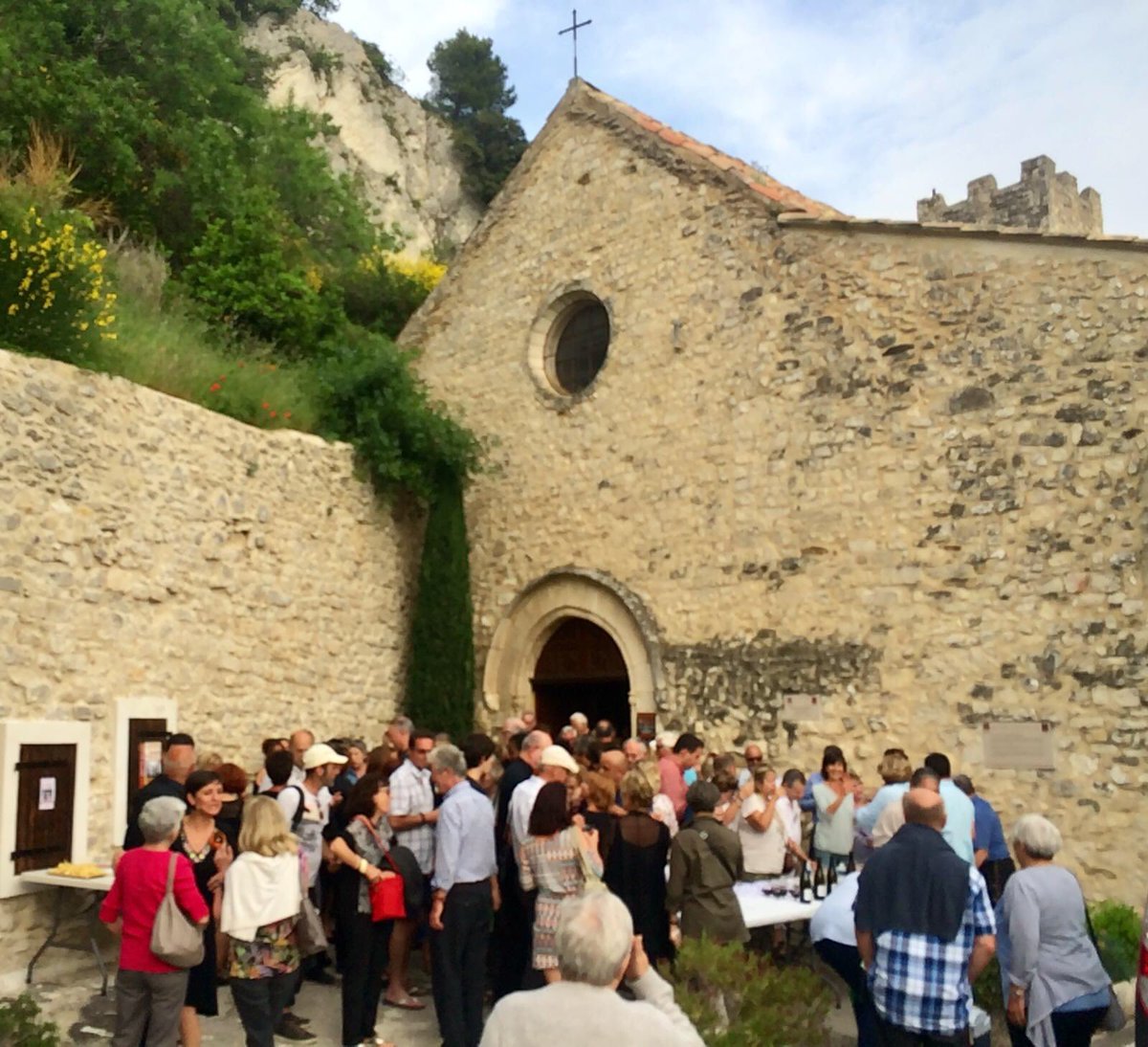 PieLoubie's tweet photo. Dégustation de quelques vins de Séguret, dont ceux du Domaine du Pié Loubié, dimanche dernier devant l’église du village... https://t.co/xFgQU89m8q