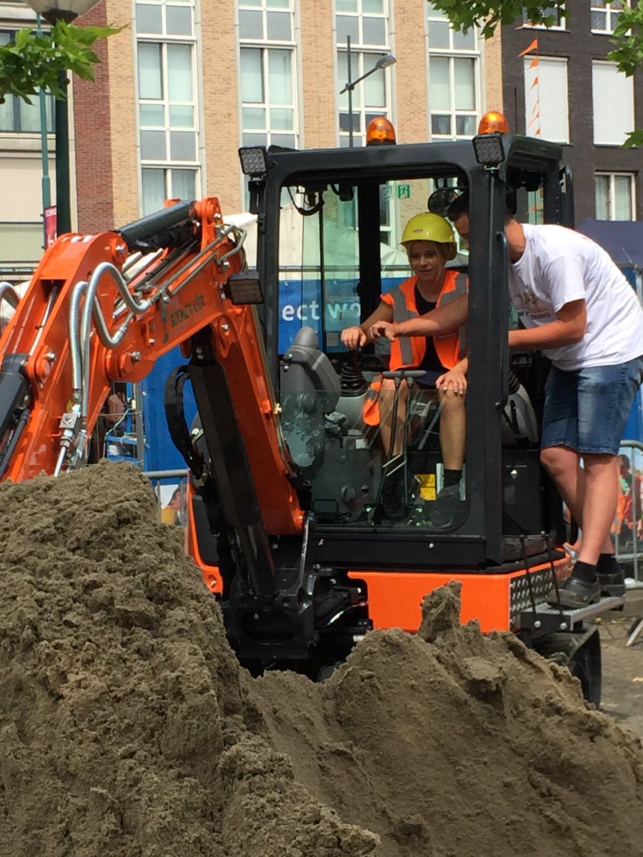 Super bouwinspiratiedag voor basisschoolleerlingen in de foodvalley! Tweede-Kamerlid <a href="/Lisawesterveld/">Lisa Westerveld 🟥</a> opende het event en ging voorop; een natuurtalent!! Geweldig!! #jegaathetmaken #DagvandeBouw
