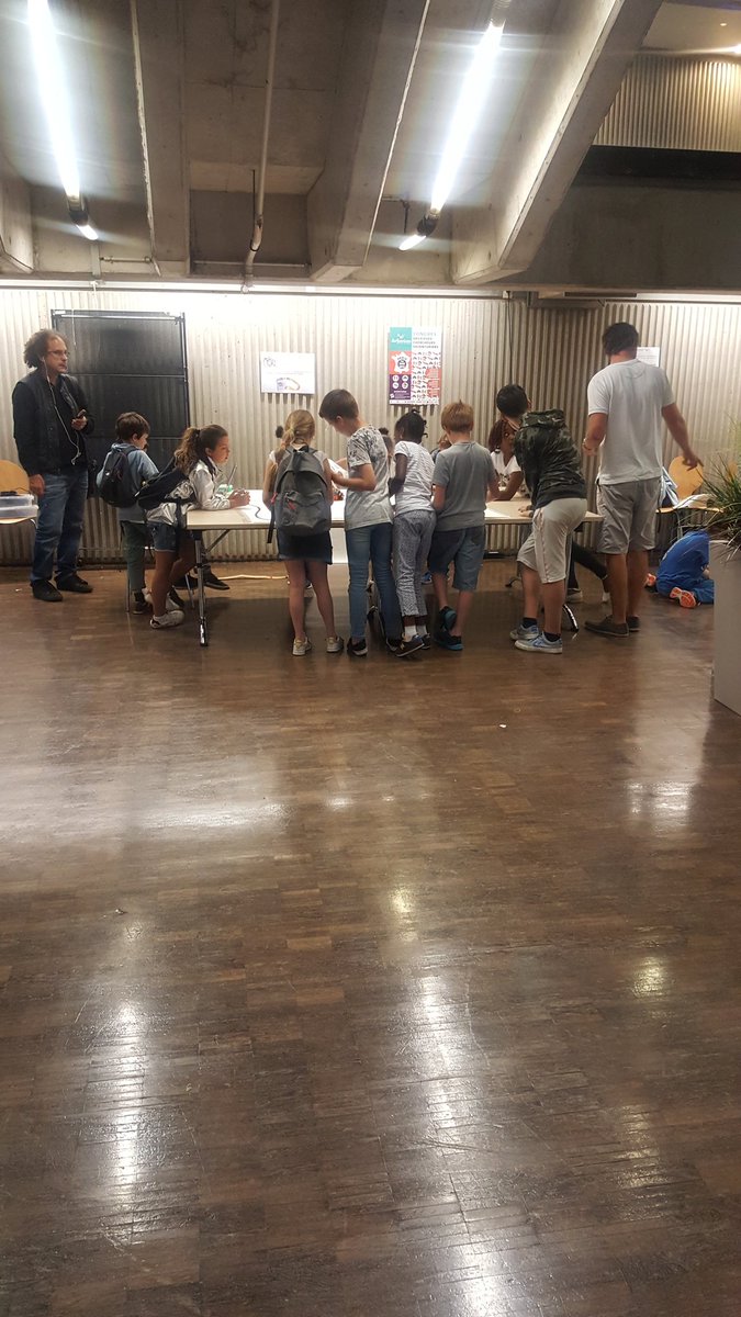 savantures's tweet photo. Les robots qui aident la société et Brico quartier avec nos jeunes chercheurs et Traces atomes crochus #CongrèsSav #IngéSav #SavCity https://t.co/9RhO4bB8C9