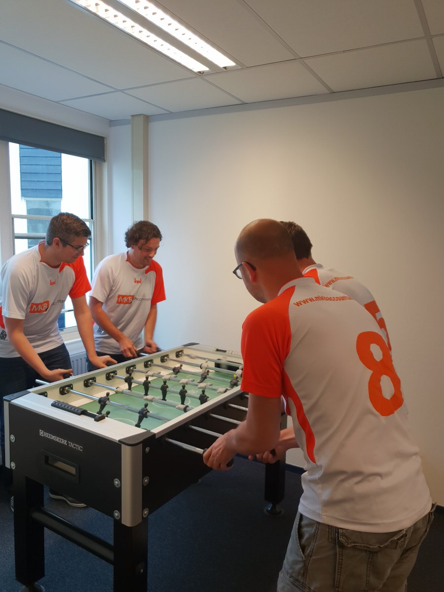 2 MKB-Teams zijn klaar voor het EF2/CMC tafelvoetbaltoernooi, voor bedrijven. Zet hem op heren!