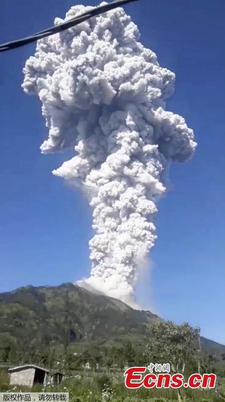 Echinanews's tweet photo. Mount Merapi volcano erupts in Magelang, Central Java, Indonesia on June 1, spewing ash reaching up to 6,000 meters. Officials have advised people to stay outside a 3-kilometer radius of Merapi’s peak. https://t.co/CIZlk2jwys