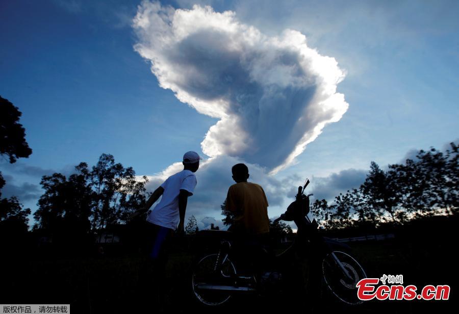 Echinanews's tweet photo. Mount Merapi volcano erupts in Magelang, Central Java, Indonesia on June 1, spewing ash reaching up to 6,000 meters. Officials have advised people to stay outside a 3-kilometer radius of Merapi’s peak. https://t.co/CIZlk2jwys