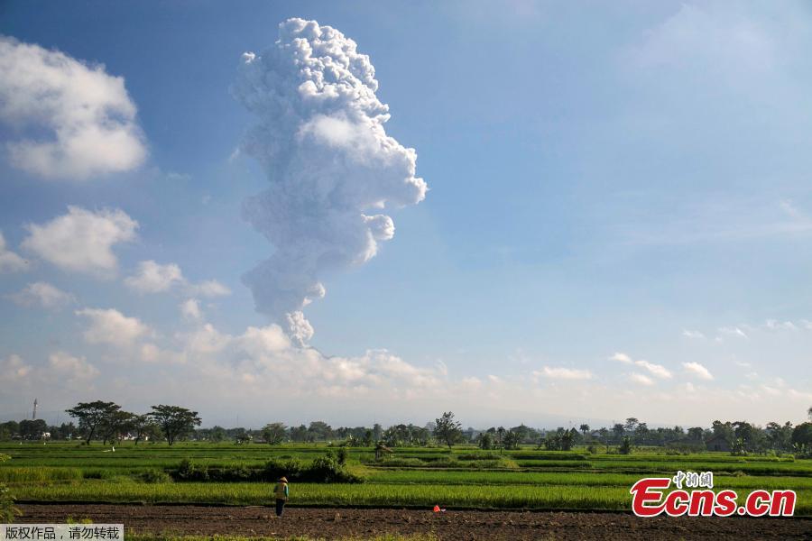 Echinanews's tweet photo. Mount Merapi volcano erupts in Magelang, Central Java, Indonesia on June 1, spewing ash reaching up to 6,000 meters. Officials have advised people to stay outside a 3-kilometer radius of Merapi’s peak. https://t.co/CIZlk2jwys