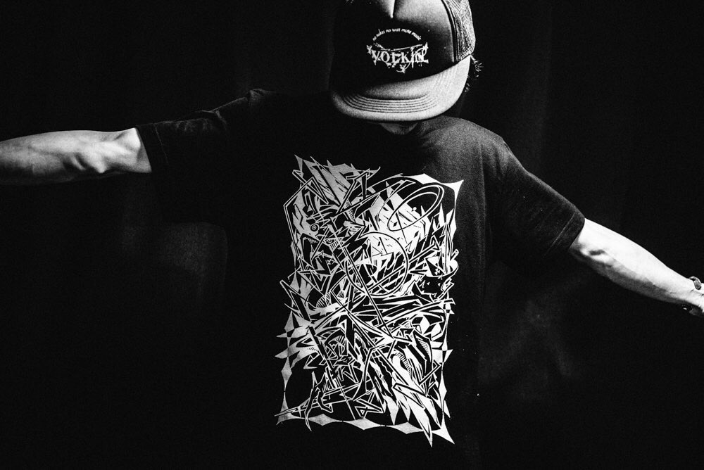 VOLKIN_GAQ's tweet photo. ●グラフティライターSKLAWL氏デザインのTシャツ販売開始！価格は2000円
通販はこちらから↓
 https://t.co/pTeyNaDBU5

●おれも参加したsons of ahitoの3rdアルバムの通販はこちら↓
https://t.co/MPc6bdnmBG

●次ライブは7.22岩国
詳細↓
https://t.co/uJ7Z6QC1Kp

#sklawl
#sonsofahito
#VOLKIN https://t.co/MhhJEtOBFw