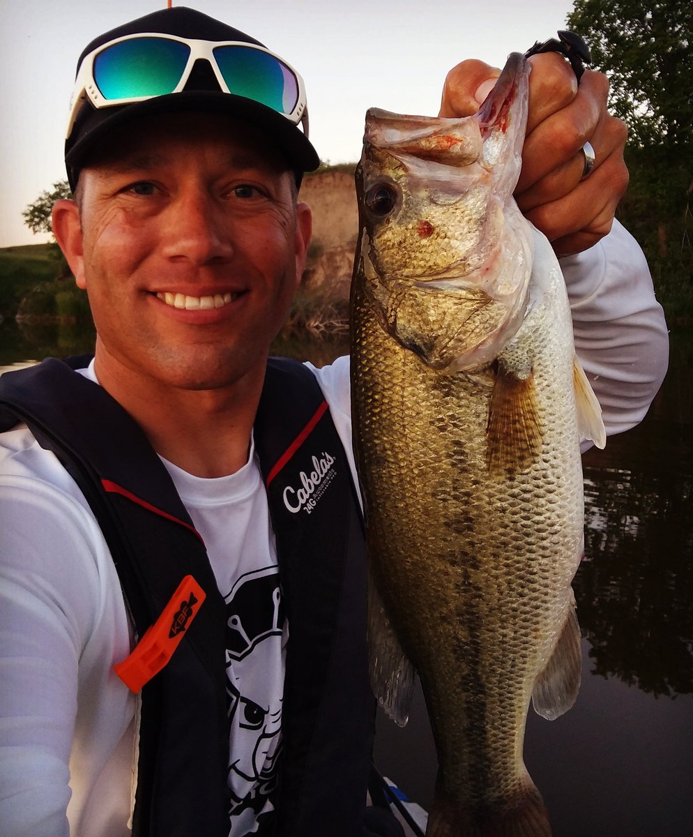 Kayak_Dizz's tweet photo. The Lone Contender.
•
Found out later 3" of rain fell on Memorial Weekend.
•
○
Team Mues Kayak Fishing
○
#TeamMues #Kayakfishing #kbfstatechallenge #Kayakapalooza #kayakbassfishing #largemouthbass #linecutterz #IAmStealth #FISHINGSIRProStaff #FishingSir #Nebraska #PigPatrol https://t.co/R9fJU6mH5m