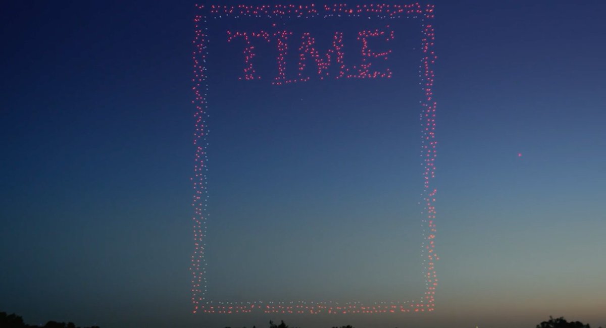 courrierinter's tweet image. Le magazine #Time publie la première couverture réalisée à partir de #drones : une #vidéo montre les 958 appareils s'assembler dans les airs pour créer cette image.  courrierinternational.com/article/etats-…
