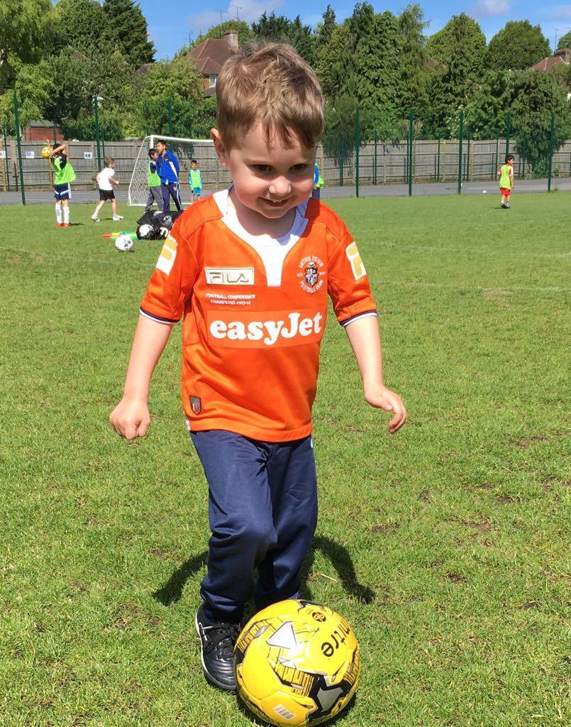 ActiveLuton's tweet photo. Super Striker Tots is a great session for you to enjoy #football with your little one (under 5's).
Sessions run every Saturday 11.45 - 12.15 at @riverbankluton
Sessions for 5-10 years also run that day from 9.20 - 10.20 @FS_Luton @metimeluton #MeTimeFamily #FamilyFit #Luton https://t.co/dlzwNONJTq