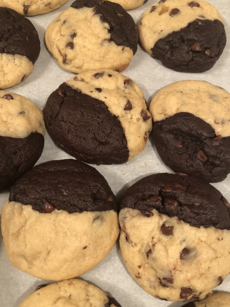 MoolessMorsels's tweet photo. Why decide!? Grab a half and half cookie tomorrow at the St. John’s Farmers Market! Half chocolate chip, half double chocolate! #moolessmorsels #dairyfree #eggfree #vegan #farmersmarket https://t.co/3z09GQoM9T