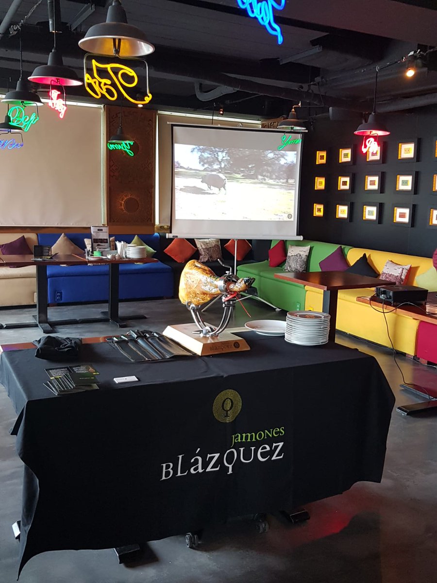 JamonBlazquez's tweet photo. Enseñando cómo se corta un #jamónibéricodebellota con nuestro cortador Ramón Sanchez en la Masterclass & Tasting de Shri Restaurant & Lounge #Vietnam ¡Muchas gracias a todos! ¡Hasta la próxima! 👍
#jamónblazquez #jamon #iberico #AprendeconBlazquez #jamoneros #cortadordejamon #ham https://t.co/tHbJ7bL0EN