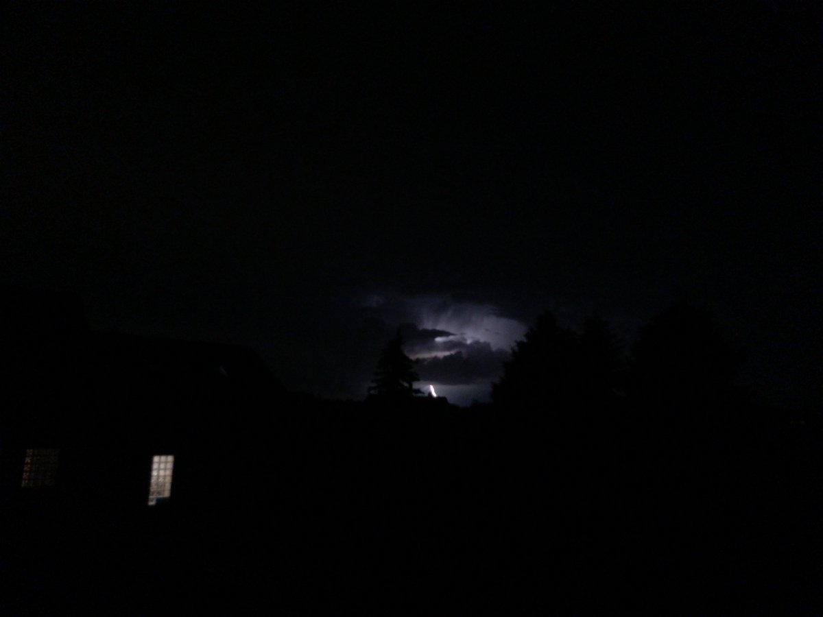 NeuthardWetter's tweet photo. Ein paar Impressionen der letzten Nacht #Gewitter #Wetter #Unwettergefahr #Karlsdorf #Neuthard @Kachelmannwettr :-) https://t.co/gPCbNi58jd