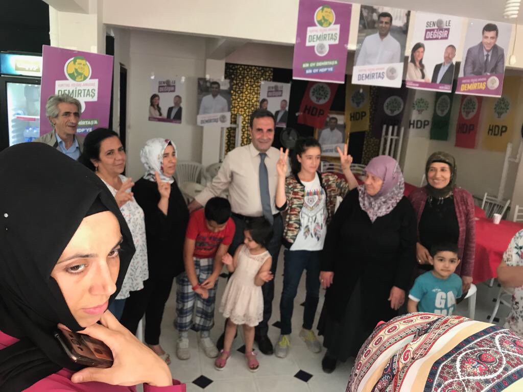 hdp_bursa's tweet photo. HDP Bursa 2.bölge Mv.adayımız M.Emin Adıyaman,Gemlik ilçe yöneticileri ve yüzlerce halkın katılımıyla Gemlik/Kumla’da seçim irtibat bürosunun açılışını büyük bir coşkuyla gerçekleştirdik. @meminadiyaman_ 
#SenleDeğişir #TuDikarî https://t.co/nvYyOQ3glZ