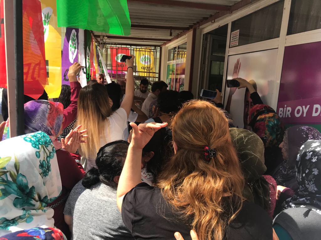 hdp_bursa's tweet photo. HDP Bursa 2.bölge Mv.adayımız M.Emin Adıyaman,Gemlik ilçe yöneticileri ve yüzlerce halkın katılımıyla Gemlik/Kumla’da seçim irtibat bürosunun açılışını büyük bir coşkuyla gerçekleştirdik. @meminadiyaman_ 
#SenleDeğişir #TuDikarî https://t.co/nvYyOQ3glZ