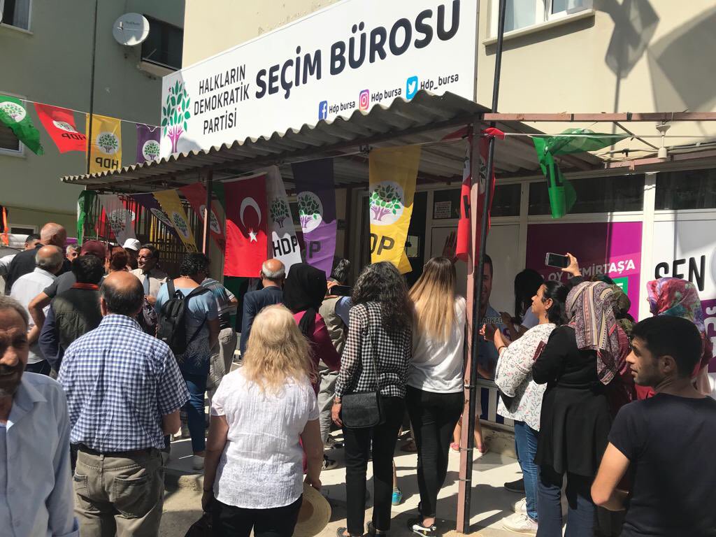 HDP Bursa 2.bölge Mv.adayımız M.Emin Adıyaman,Gemlik ilçe yöneticileri ve yüzlerce halkın katılımıyla Gemlik/Kumla’da seçim irtibat bürosunun açılışını büyük bir coşkuyla gerçekleştirdik. <a href="/meminadiyaman_/">Mehmet Emin Adıyaman</a> 
#SenleDeğişir #TuDikarî