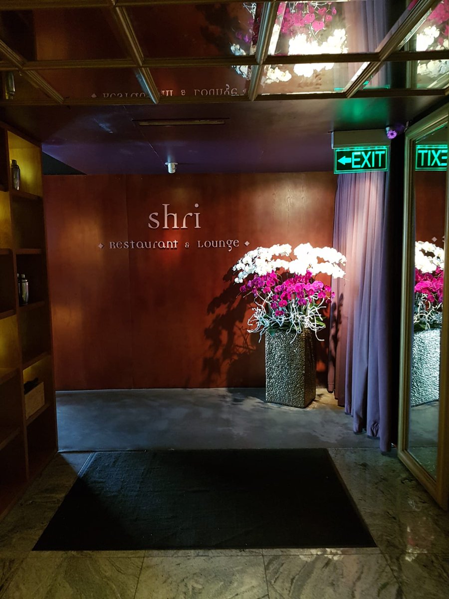 JamonBlazquez's tweet photo. Enseñando cómo se corta un #jamónibéricodebellota con nuestro cortador Ramón Sanchez en la Masterclass & Tasting de Shri Restaurant & Lounge #Vietnam ¡Muchas gracias a todos! ¡Hasta la próxima! 👍
#jamónblazquez #jamon #iberico #AprendeconBlazquez #jamoneros #cortadordejamon #ham https://t.co/tHbJ7bL0EN