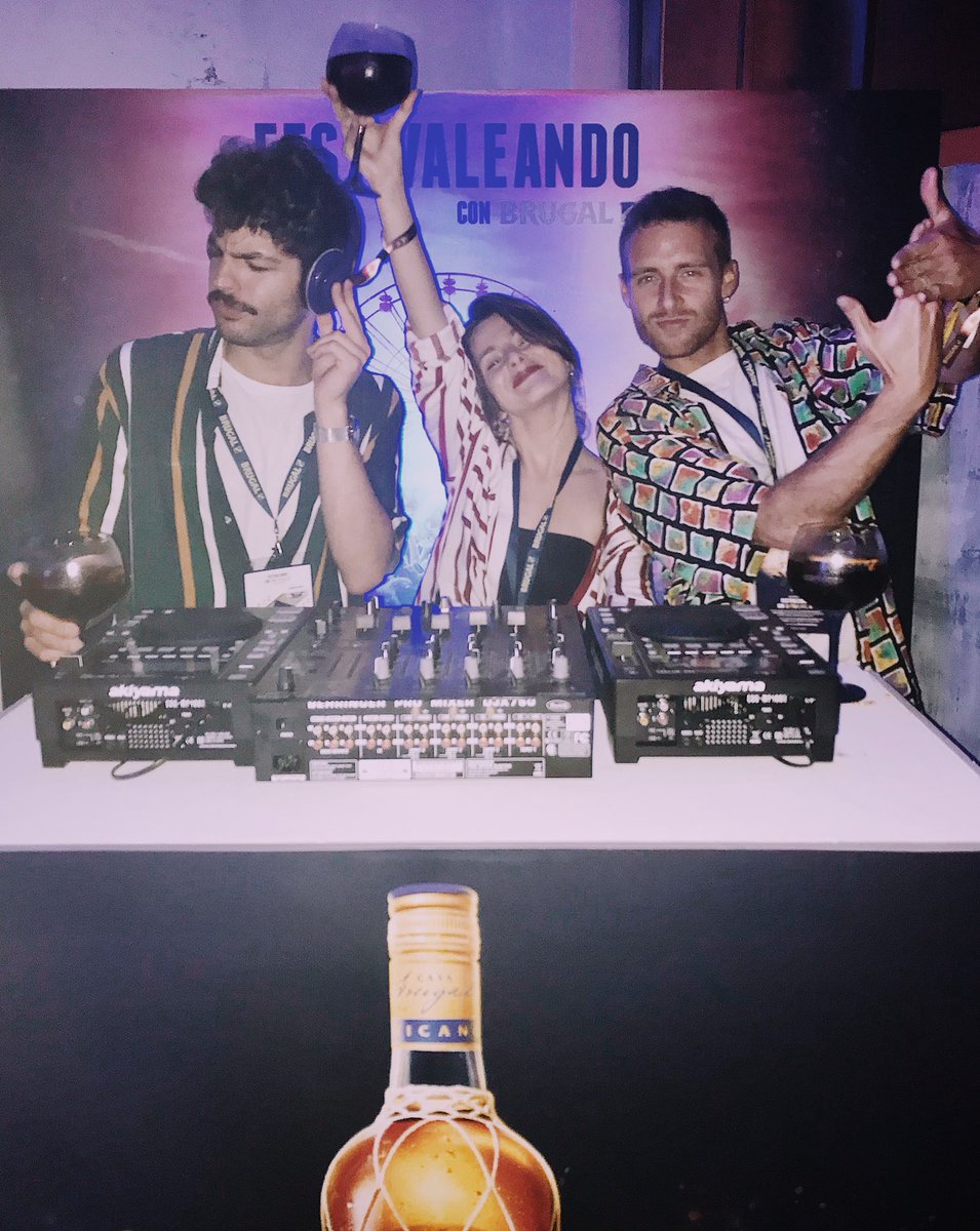 CarlitOsJN's tweet photo. Gracias a @RonBrugal_ES por la gran noche de ayer y por elegirme como uno de los #FestMasters. ¡Quien me iba a decir que el verano de mi vida lo iba a pasar trabajando, o mejor dicho, #FestivaleandoconBrugal 🤙🏼😎 https://t.co/On5JYOyPOB
