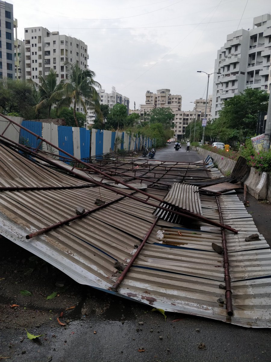 ankit_rck's tweet image. First rains and the road block! #firstrains #roadblock #wakad @hjtraffic @SmartPune