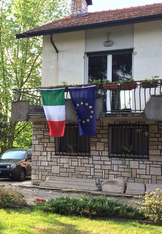 mycountryeurope's tweet photo. Supporters of the #5starsmovement have mobilised to display the Italian flag in a protest against the #EU. How about we show them some #European love by displaying both the Italian and the European flag instead? #IlMioVotoConUE #IlMioVotoConta https://t.co/YerxhOMiMa