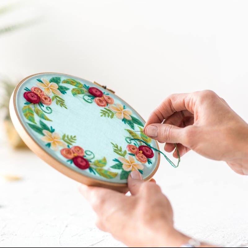 BauldeModa's tweet image. ¿Qué necesito para empezar a bordar? 😉
Hay cuatro elementos básicos para dar manos a la obra: Aguja, hilo, tijera y tela.
👇🏼
👇🏼
Seguí nuestra nota completa en nuestro Facebook: bauldmoda 👍🏼
.
.
#10añosbaul #bordar #alumnas #emprender #tips