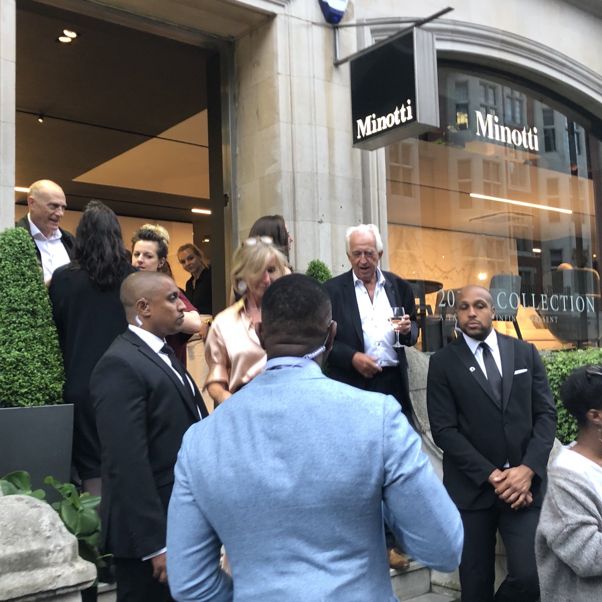 AnnikaVallgren's tweet photo. An amazing double celebration last night – Minotti’s 70th & the beautiful @minottilondon showroom’s 20th. Fabulous party, great crowd and stunning furniture!
#anniversary #70years #designparty #designfamily #luxurydesign https://t.co/Rxck4T7GG8