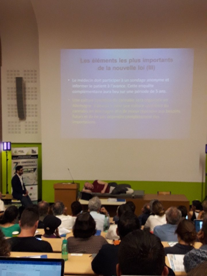 NORMLfr's tweet photo. Dr F. Grotenhermen de l'@IACM_Bulletin présente le cadre légal du cannabis thérapeutique en Allemagne (votée à l'unanimité). Les médecins peuvent prescrire des fleurs parmi une liste d'indications précises. Les remboursements sont encore mal définis.
#UrgenceCannabis #CCMParis https://t.co/PU3VQZYFZA