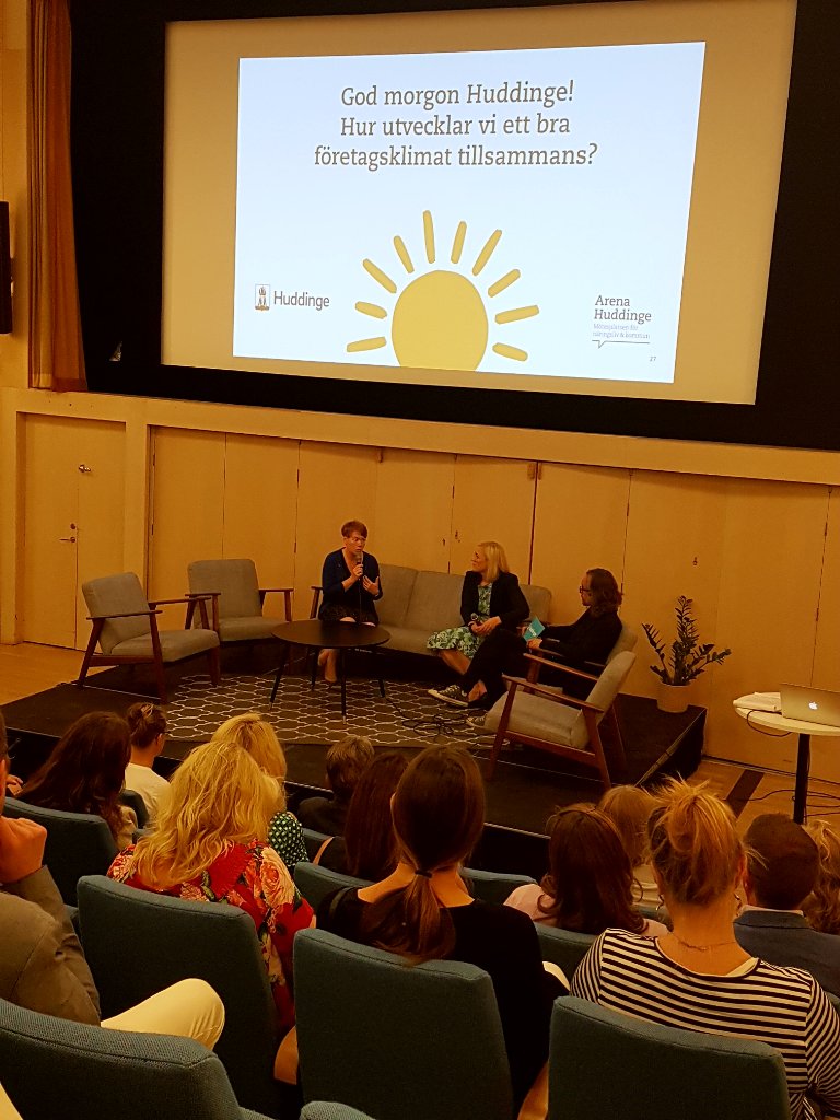 Huddinge_kommun's tweet photo. Nu tar vi erfarenheterna från 100 företagsbesök på 100 dagar med in i kommunens verksamheter. Tack alla medverkande företag i  #100100huddinge för era inspel till oss! @malindanielsson (L) och @SVikmang (S) berättar om sina erfarenheter av besöken på @arenahuddinge seminarium. https://t.co/csSMdn0fdt
