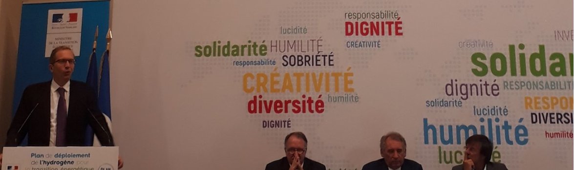 AlstomFrance's tweet photo. « Nous sommes prêt à travailler avec l’ensemble des acteurs de la filière #hydrogène en France pour équiper certains trains régionaux de propulsion hydrogène d’ici 3 à 4 ans », Henri Poupart-Lafarge au @Min_Ecologie #PlanHydrogène #CleanMobility #HydrogenNow https://t.co/MqJdKN1QFa