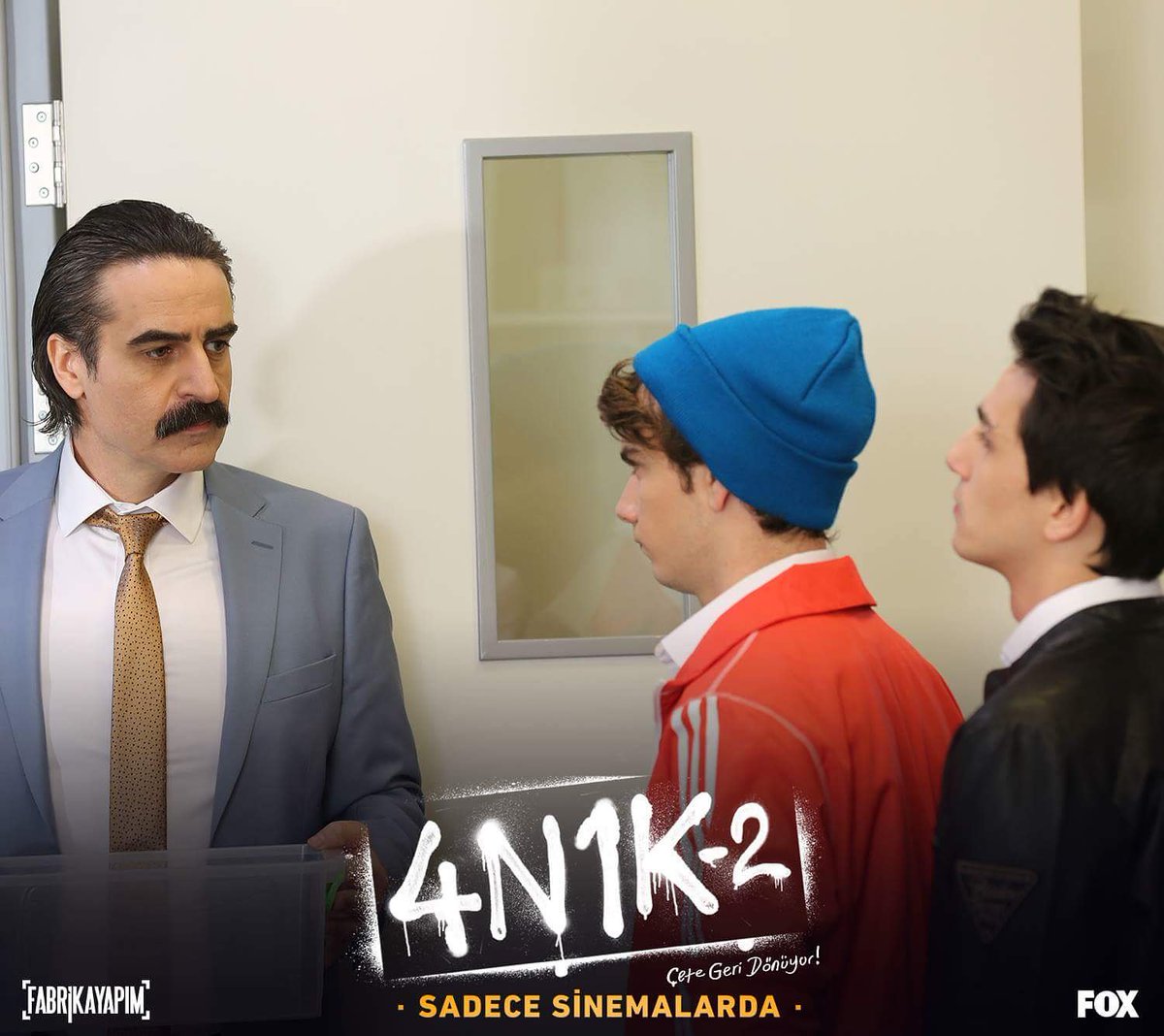 Yıl sonu gösterisinde başka sürprizlere mahal vermemek için, Müdür Bey işini garantiye alıyor. 😂 #4N1K2 <a href="/Fabrikayapim/">Fabrika Yapım</a> @FOXTurkiye