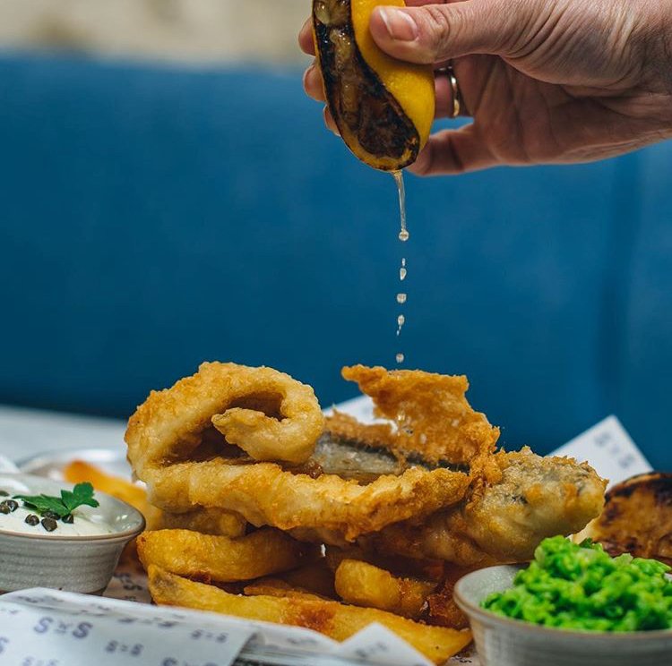 Oxford, you know The Dealer never lets you down. That’s why this National Fish&amp;Chips Day, the first lucky 50 of you can get 50% OFF this British classic all day at Salt’n’Sauce!🐟
Don’t be shy, get down to the Westgate Social for all your battered needs...
#DEALT #dealsdoinggood
