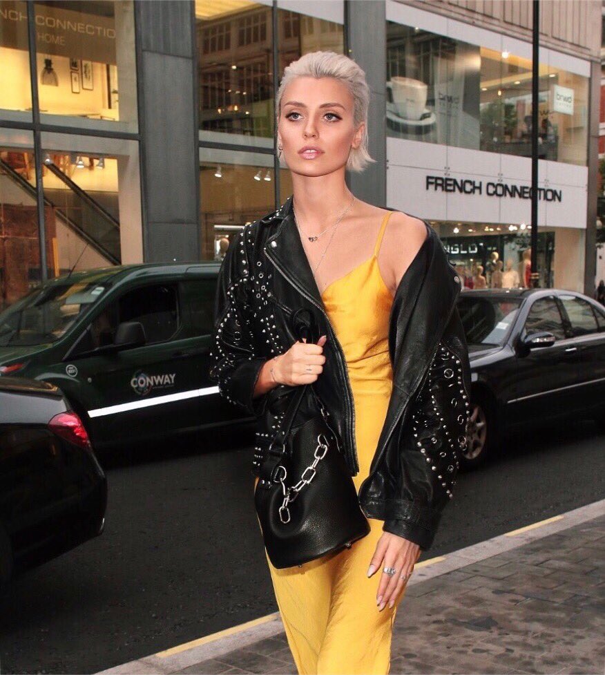 wallisday's tweet photo. yesterday evening in london 🇬🇧❤️ https://t.co/VoZTL9qgTC