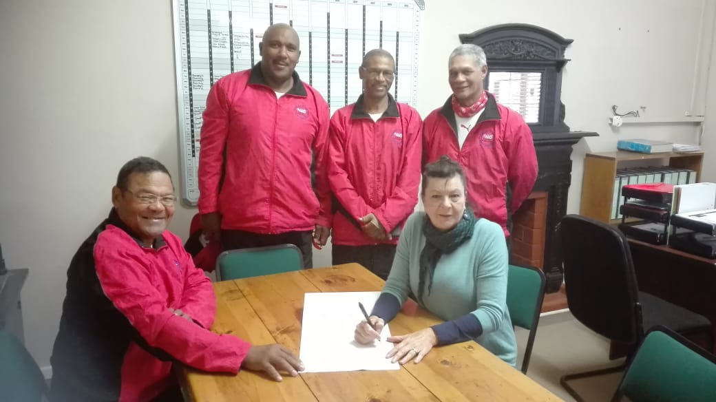 MercyMarathon2's tweet photo. Willowmore Area Manager signing the scroll @AIRMERCYSERVICE. https://t.co/7hqdepQeDF