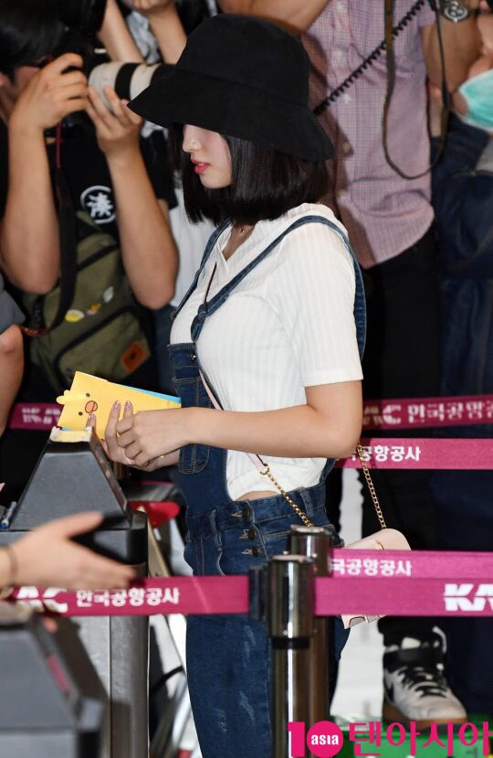 HIRAIMOMO_th's tweet photo. [PIC] 180601 Gimpo Airport ✈️ 

#TWICE #MOMO #트와이스 #모모 #โมโมะ #モモ https://t.co/qKJgF8aPt1