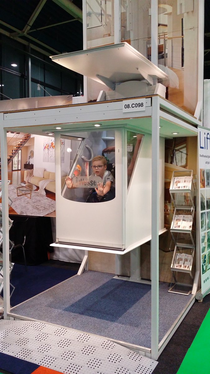 LIFTUSnl's tweet photo. Twee bezoekers van de Supportbeurs testen onze homelift! Kom jij vandaag of morgen ook langs onze stand op de Jaarbeurs in Utrecht? #supportbeurs #liftus #liften #homelift #moveonup #jaarbeurs #utrecht #nederland #beurs #support https://t.co/VSodDjQzIM