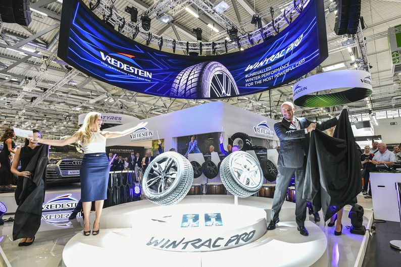 Koelnmesse's tweet photo. Quietschende #Reifen und tiefes Profil präsentieren die Aussteller der @THETIRECOLOGNE noch heute dem Fachpublikum @Koelnmesse. Hier ein paar Eindrücke von der internationalen Leitmesse der Reifen- und Räderbranche:
#thetirecologne #thetire #TTC2018
©Koelnmesse, Oliver Wachenfeld https://t.co/lBt9NOHr3x
