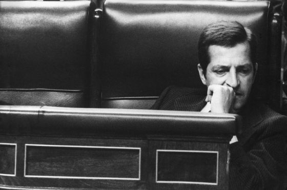corzoIreino's tweet photo. Uno cegado por la ambición. El otro por su estúpido orgullo. Y los demás, afilando navajas para cuando llegue el momento. La dimisión de #AdolfoSuárez demuestra que se puede aunar dignidad, inteligencia política y grandeza en apenas 10 minutos de discurso. https://t.co/QkxuBBD918 https://t.co/3jS7KjmZBP