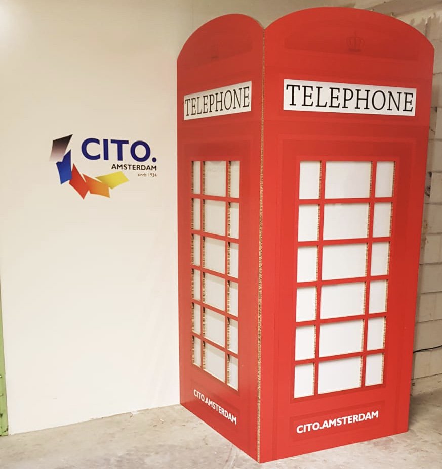 citoamsterdam's tweet photo. Deze telefooncel is vervaardigd op onze flatbed printer. 
Het materiaal wat hiervoor gebruikt is heet honingraatkarton 16 mm. De raampjes zijn voorzien van opac plexiglas (wit licht doorlatend) 13 mm. 

Zie ook onze facebook pagina voor meer informatie:
https://t.co/PCoY9qFocs https://t.co/Z58zFJtnYM