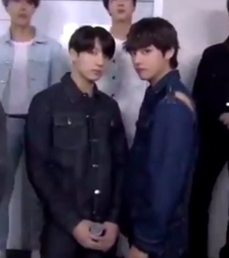 flirtaeguk's tweet photo. Did taekook just lowkey did a remake of this photo???? #FakeLove6thWin https://t.co/AbsEM7BvIP