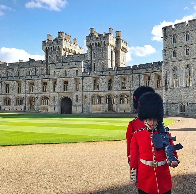 OriginalWindsor's tweet photo. Queen's Guards reporting for duty! 💂‍♀️💂‍♀️🇬🇧
( 📸: https://t.co/DgyhouH848 ) https://t.co/ghIJIQekdC