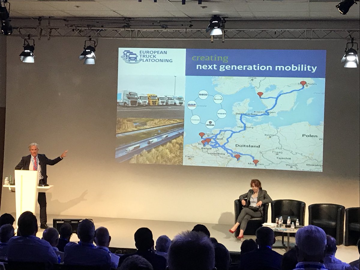 TransfrigoIT's tweet photo. Dirk-Jan de Bruin, direttore del programma olandese #TULIP, ci illustra vantaggi del #truckplatooning, che concilia #sostenibilità economica e ambientale con #sicurezza sulle strade @ Assemblea #transfrigoroute #Parigi #autotrasporto #trasporto #merci #strada https://t.co/Obcr2Xdzz4