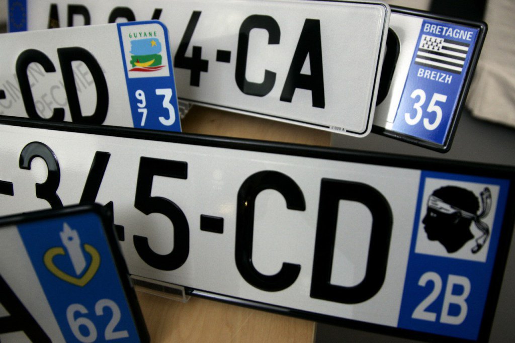 Une plaque d’immatriculation digitale auto-net.fr/une-plaque-dim…