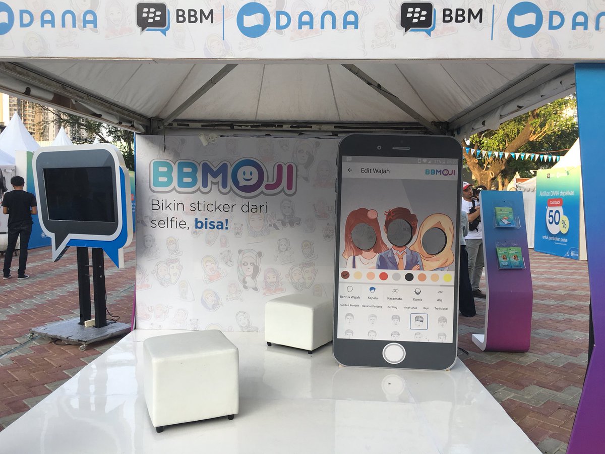 elwa's tweet photo. Gemes amat ini bisa bikin sticker dari selfie pakai BBMOJI @bbm.
Bisa diajarin caranya sekalian di Pasar Ta’jil #BarengBBM #discoverBBM. https://t.co/91Ea29XxS8
