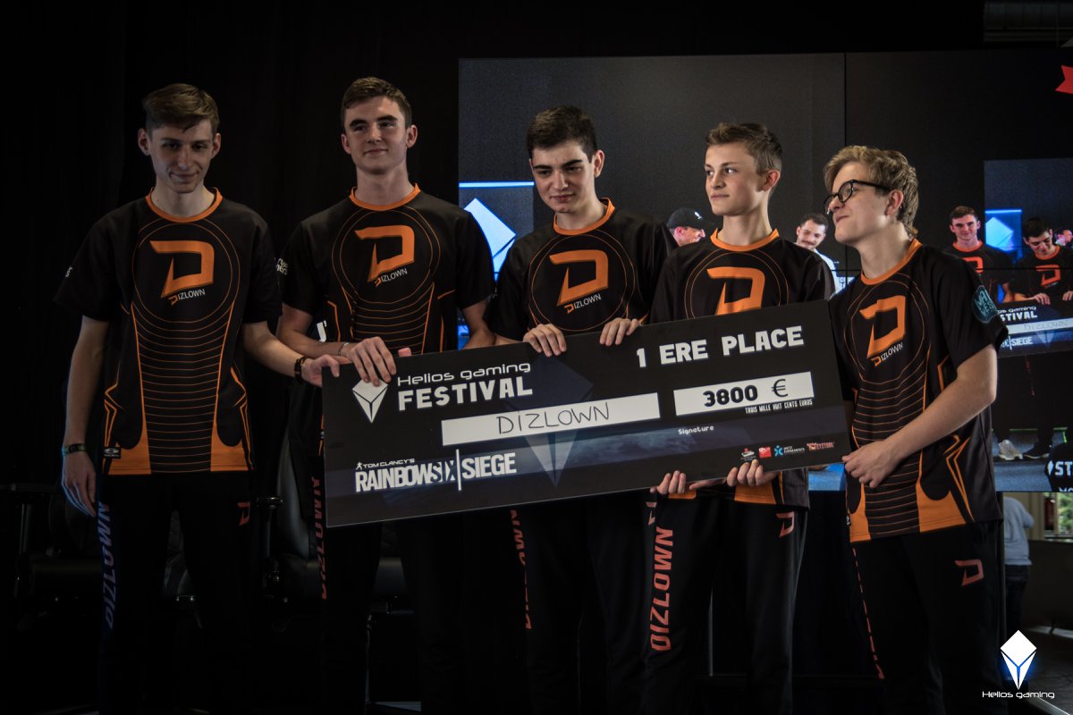 HeliosGamingFR's tweet photo. Les premières photos du #Helios Gaming Festival du week-end dernier sont disponibles !
On commence avec les tournois haut niveau, avec notamment #Rainbow6 et @dizLown, @Supremacy_FR, @AlerioN_eSport et @aAaGaming sur la scène !

👉https://t.co/KM060YK6Iw https://t.co/2yMPjOPa9I