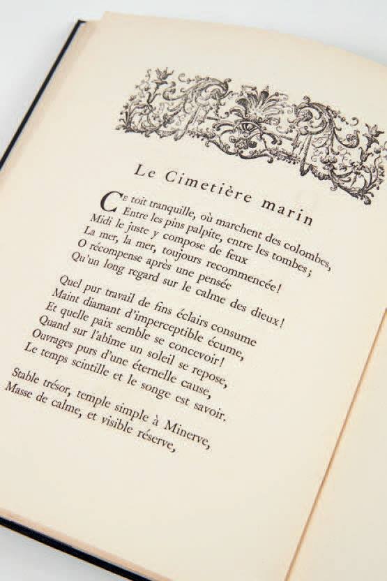 Albaeditorial's tweet photo. 1 de junio de 1920. Paul Valéry publica su legendario poema «El cementerio marino» en la «Nouvelle Revue Française´. La traducción casi coetánea de Jorge Guillén sería alabada por el propio Valéry: «¡Me adoro en español!», le escribiría. https://t.co/Xm7nL0peBI