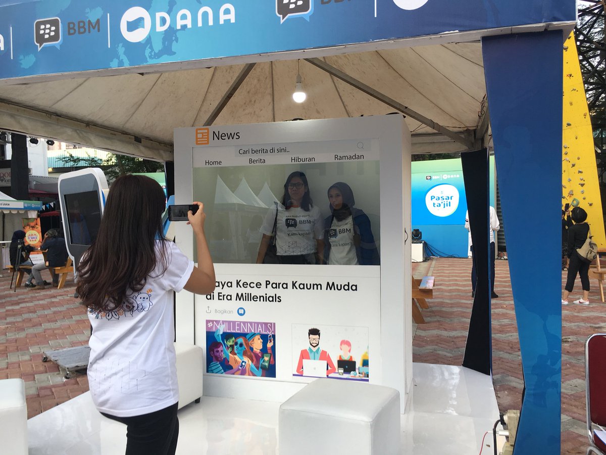 elwa's tweet photo. Azg, jadi news anchor eles eles bisa uga nih di Pasar Ta’jil #BarengBBM!
Udah pada download belom sih @BBM yang terbaru? Fitur #DiscoverBBM nya tuh ada macem-macem!
Ya News, ya Beauty, ya Career, ya banyak 🗣 https://t.co/LEWe3TtFmW