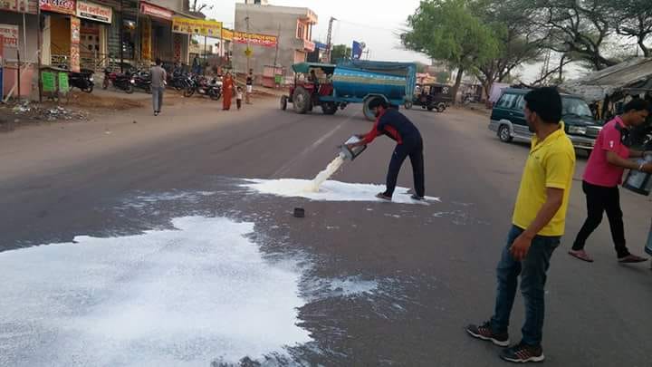 PraveenDutta's tweet photo. #GaonBandh #Benad road near #Jaipur.These guys did it on their own. No media nearby.They took the piks n forwarded to other fellows supporting #FarmerStrike https://t.co/vymRQTDX42